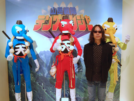 自身が考案したキャラクター「山岳戦隊テングレンジャー」の着ぐるみとみうらじゅんさん