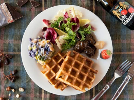 ワッフルに煮込んだ牛肉やサラダを添える「ゴーフル・ド・ブリュッセル」（1,400円）