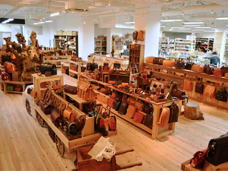 ショップと工房を併設した店内