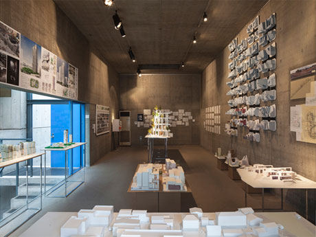 スタディー模型やドローイングなどを展示する場内&copy;GA photographers