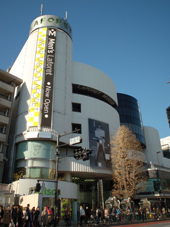 「GUESS」再上陸1号店が出店をするラフォーレ原宿の外観