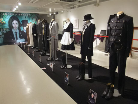 映画の撮影で出演者が着用した衣装などが並ぶ場内