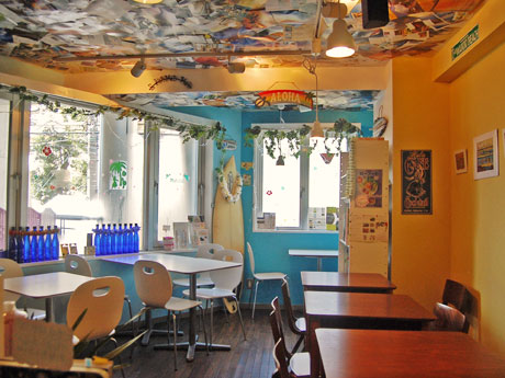 サーフボードなどを飾りハワイアンテイストに仕上げた店内