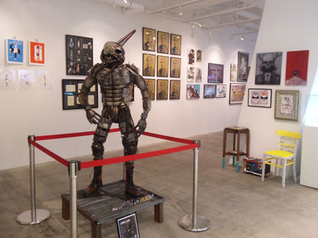 立体やイラストなどさまざまな作品が並ぶ場内