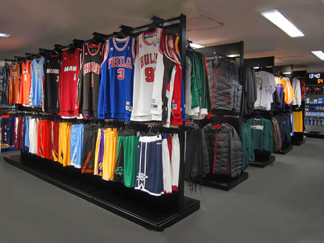 ユニホームやジャージー、シューズなど幅広く取りそろえる店内