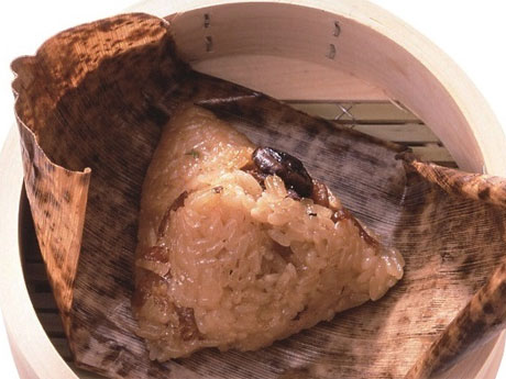 オリジナルレシピで作るテンラージャンを付けて提供する「台湾風粽（ちまき）」（430円）