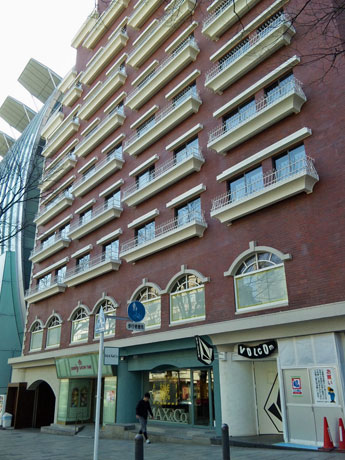 表参道沿いのビル（＝写真）2階に出店する