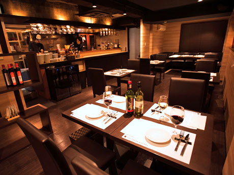 木を多用しオープンキッチンを採用するなどして広く見渡せるようにした店内