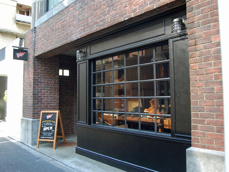 骨董通り沿いに面した店舗外観