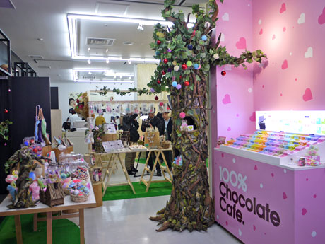チョコレートとクリエーター雑貨を一緒に販売する店内