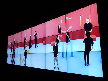 18台の固定カメラでジャグラーたちのパフォーマンスを撮影したビデオインスタレーション「ジャグラーズ」＝英美術家デイヴィッド・ホックニーさん