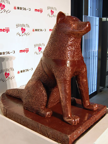 60キロ以上のチョコレートを使い作ったハチ公像