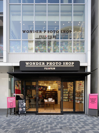 明治通りに面した店舗外観