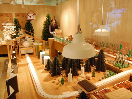 参加者は自転車をこいでアトラクションを動かしチョコレートを届ける