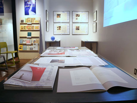 文字校正・色校正の資料などを並べる場内