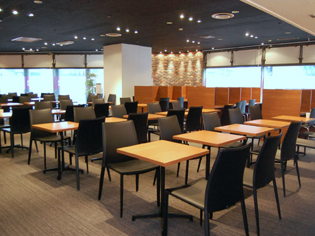 席はテーブルやベンチシート、パーティションで区切った1人用の席などを用意