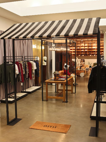 パリの旗艦店を再現したという期間限定店