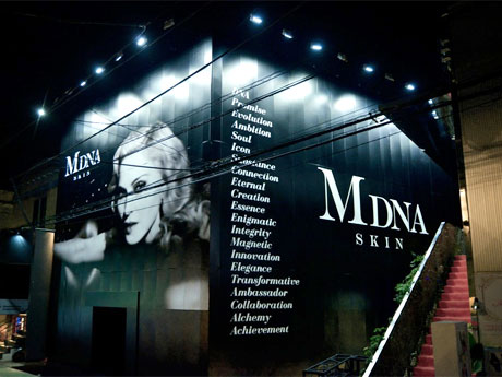 マドンナさんのビジュアルを掲出した外観