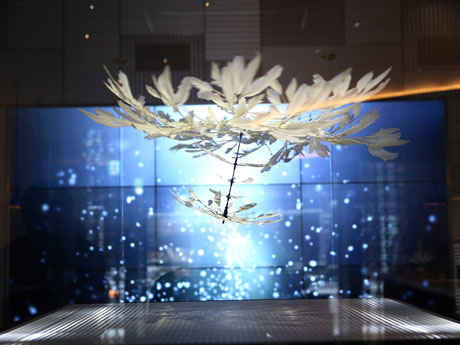 小松宏誠さんによるガチョウの羽根の輪が連なってできた浮遊するオブジェ「Lifelog_グライダー」&copy;Ken Ishii、2014 Getty Images