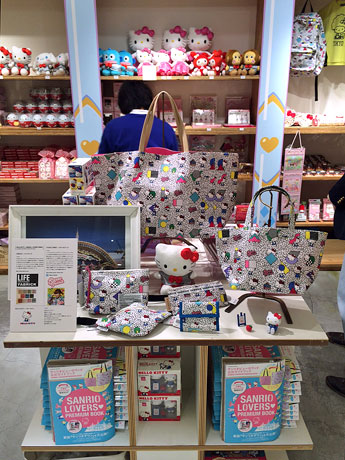 コラボ商品やハローキティ40周年記念アイテムなどをそろえる店内