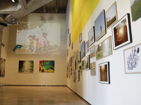 写真プリントやスライドショーなど300点以上を展示する場内（撮影＝齋藤陽道）