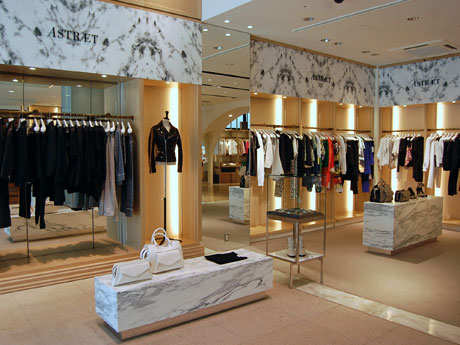 白と黒を基調にした「パーマネントコレクション」（写真左手）とトレンド性を取り入れた「シーズンコレクション」（同右手）をそろえる