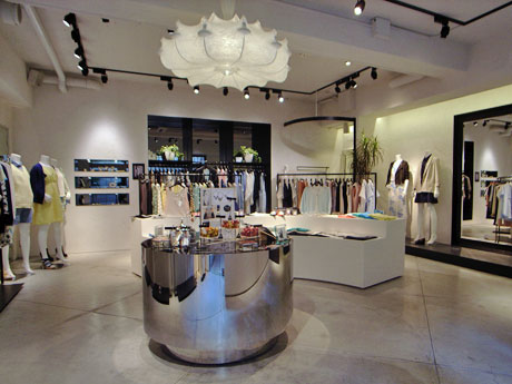 白を基調にした空間に黒やシルバーの什器を配した店内