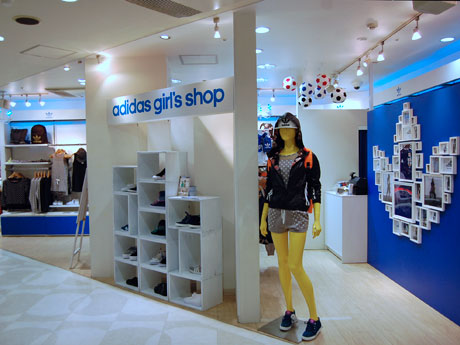 白を基調にした空間で女性向けアイテムをラインアップする