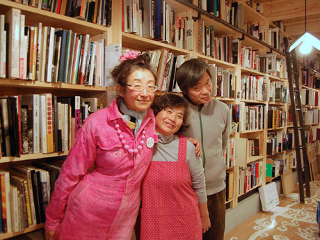 （左から）コミュニケーションアーティスト・ときたまさん、オーナー・おかどめぐみこさん、写真評論家・飯沢耕太郎さん