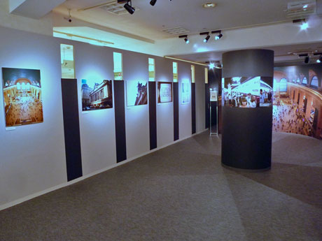 駅構内の写真などが並ぶ場内