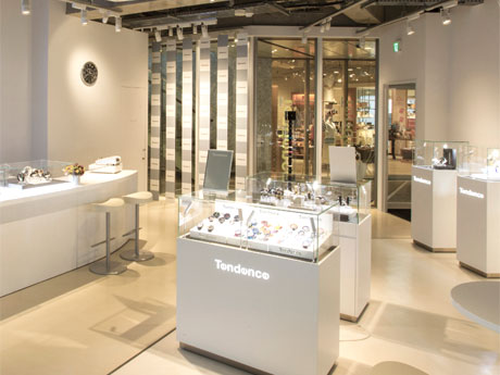 白を基調にした店内では常時100種以上の時計をラインアップする