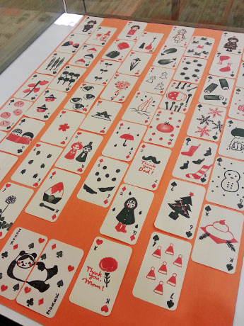 場内では新著に掲載した作品の原画などを展示する