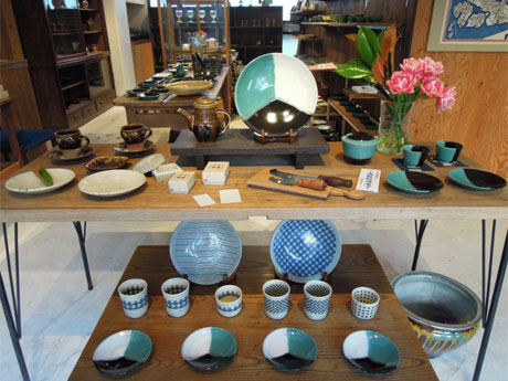 工芸品などを紹介する「TOTTORI craft」を開く「SML」の店内