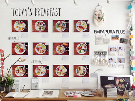 1月〜12月の朝ごはんの写真などを展示する場内