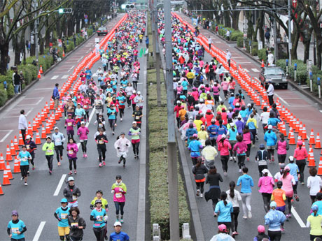 色とりどりのウエアを身にまとった女性ランナーたちが表参道を駆け抜けた