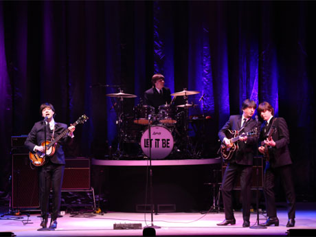 「All My Loving」を披露するキャストたち