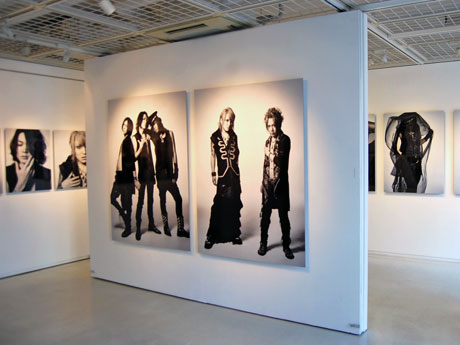 大小さまざま48点を展示する場内