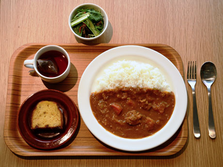 カレーライスにパウンドケーキやサラダなどが付いて500円