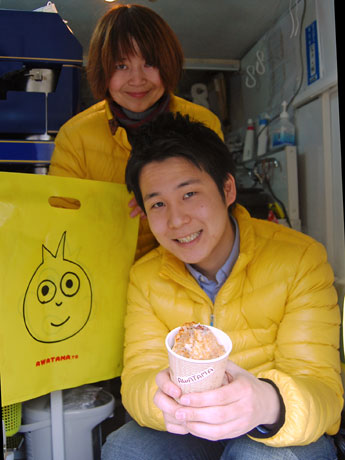 同商品を製造するコスモス食品あわたま事業部の（前から）圓井大輔さんと植竹理江さん