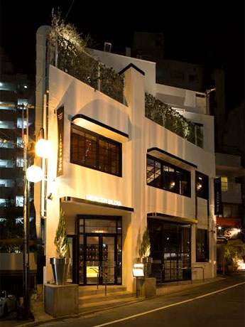 ビル一棟をリノベーションした店舗外観