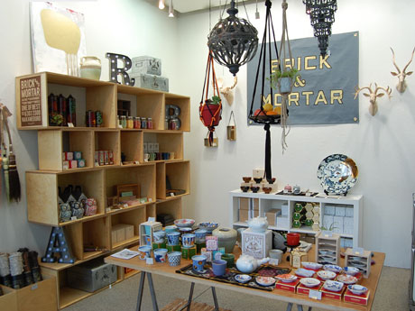 プロダクトブランド「アマブロ」の商品を中心にライフスタイルアイテムをそろえる店内