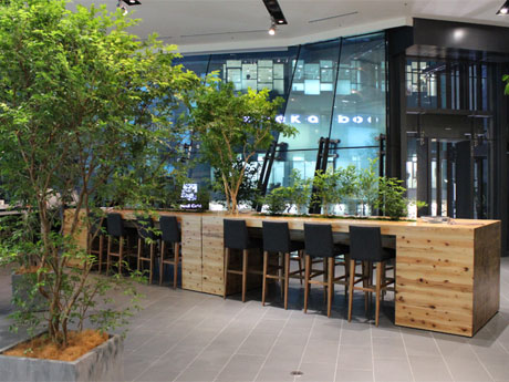 随所に緑を配置するなど「安らぎの雰囲気」を演出した店内。16人掛けのテーブルが特徴的