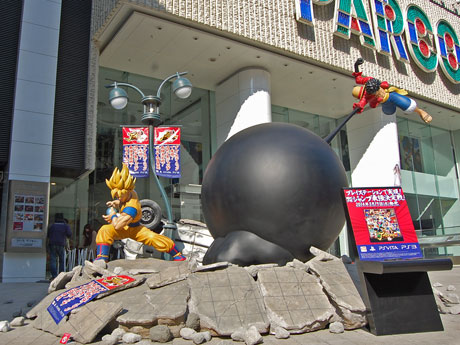 （左から）「かめはめ波」を仕掛ける悟空と「ゴムゴムのエレファント・ガン」を放つルフィ