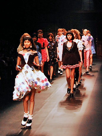 オープニングを飾ったタイ発「スレトシス」のショー。最前が水原希子さん