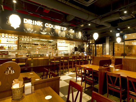 ウッドを基調にした店内