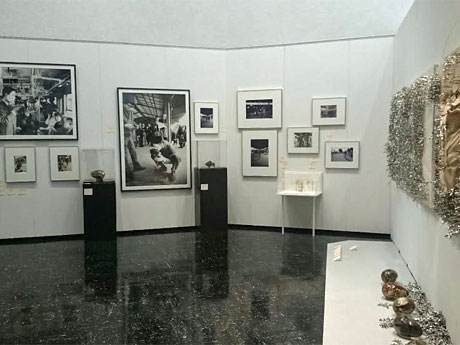 ハイレッド・センターの歴史を振り返る地下1階展示室。写真提供：松濤美術館