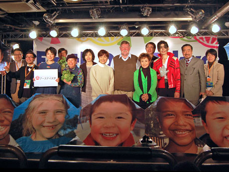 記者発表会に参加した加藤登紀子（右から5番目）やC.W.ニコルさん（同6番目）ら