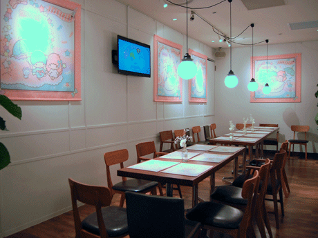 「キキ＆ララ カフェ」期間中はリトルツインスターズのタペストリーなどを掲出する店内