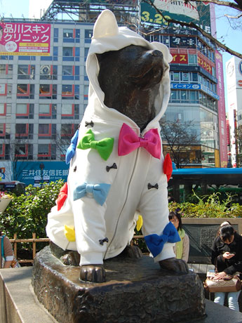 ドレスアップしたハチ公像