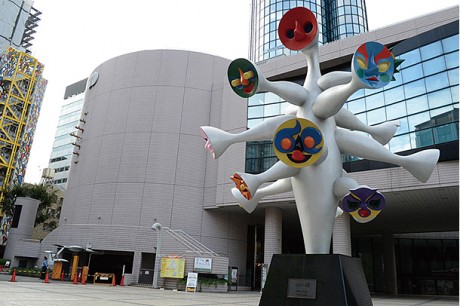 「こどもの城」外観。広場には岡本太郎の「こどもの樹」を設置している